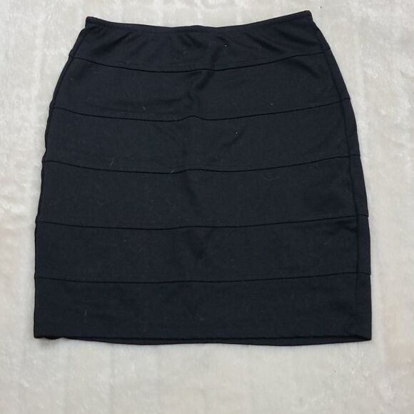 Popular Basics Medium Stretchy Seamed Black Bodycon Pencil Pull-On Mini Skirt - Picture 2 of 4
